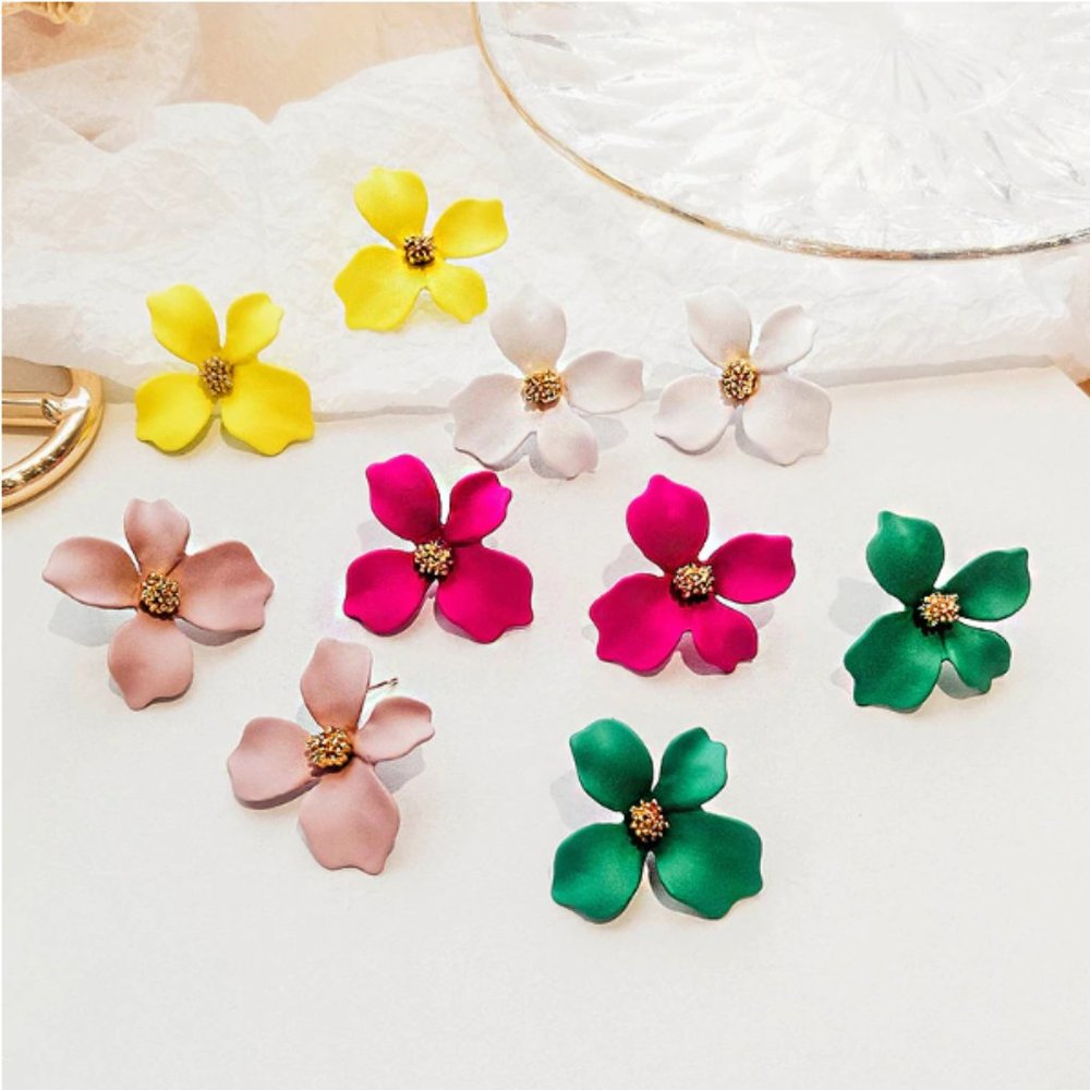 “Riya” Minimalist Cute Gold Floral Stud Earring - Picture 8 of 13